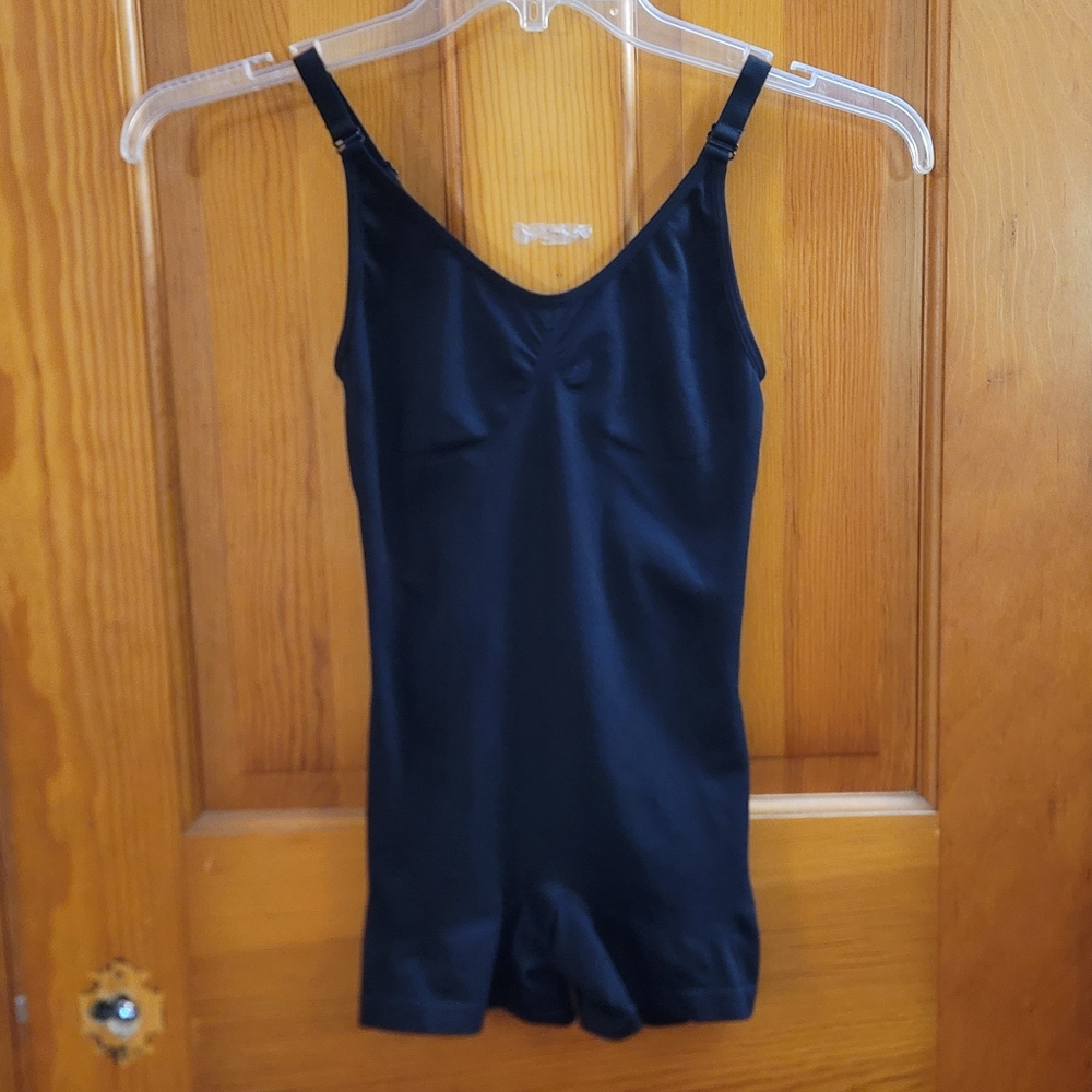NWOT. WOMEN'S SHAPEWEAR BODYSUIT.